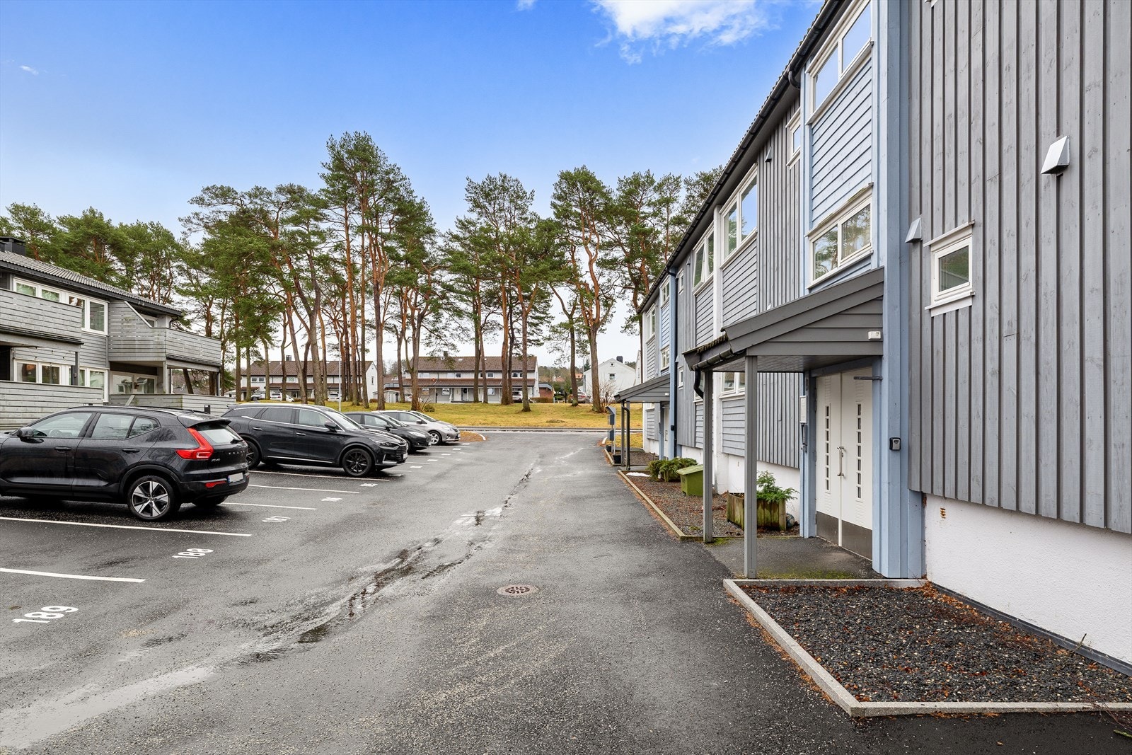 Felles parkeringsområde. Leilighet har fast plass med lader til e-bil. Galleribilde