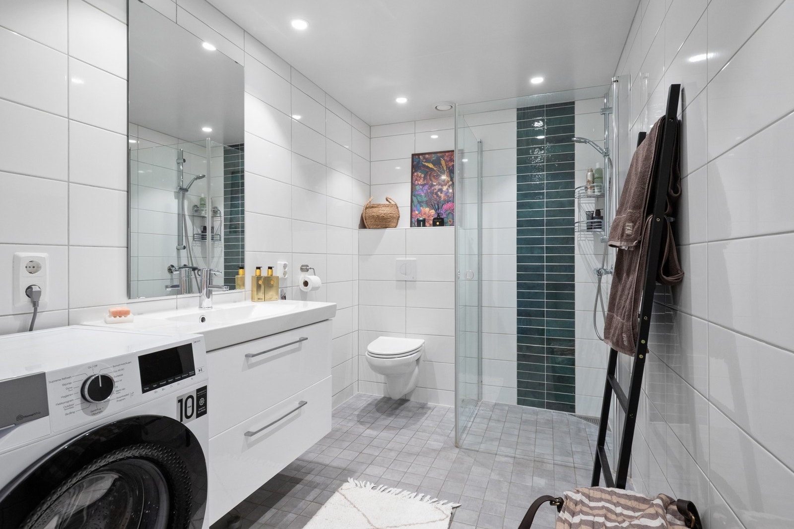 Lyst tidløst helfliset bad med gulvvarme Galleribilde