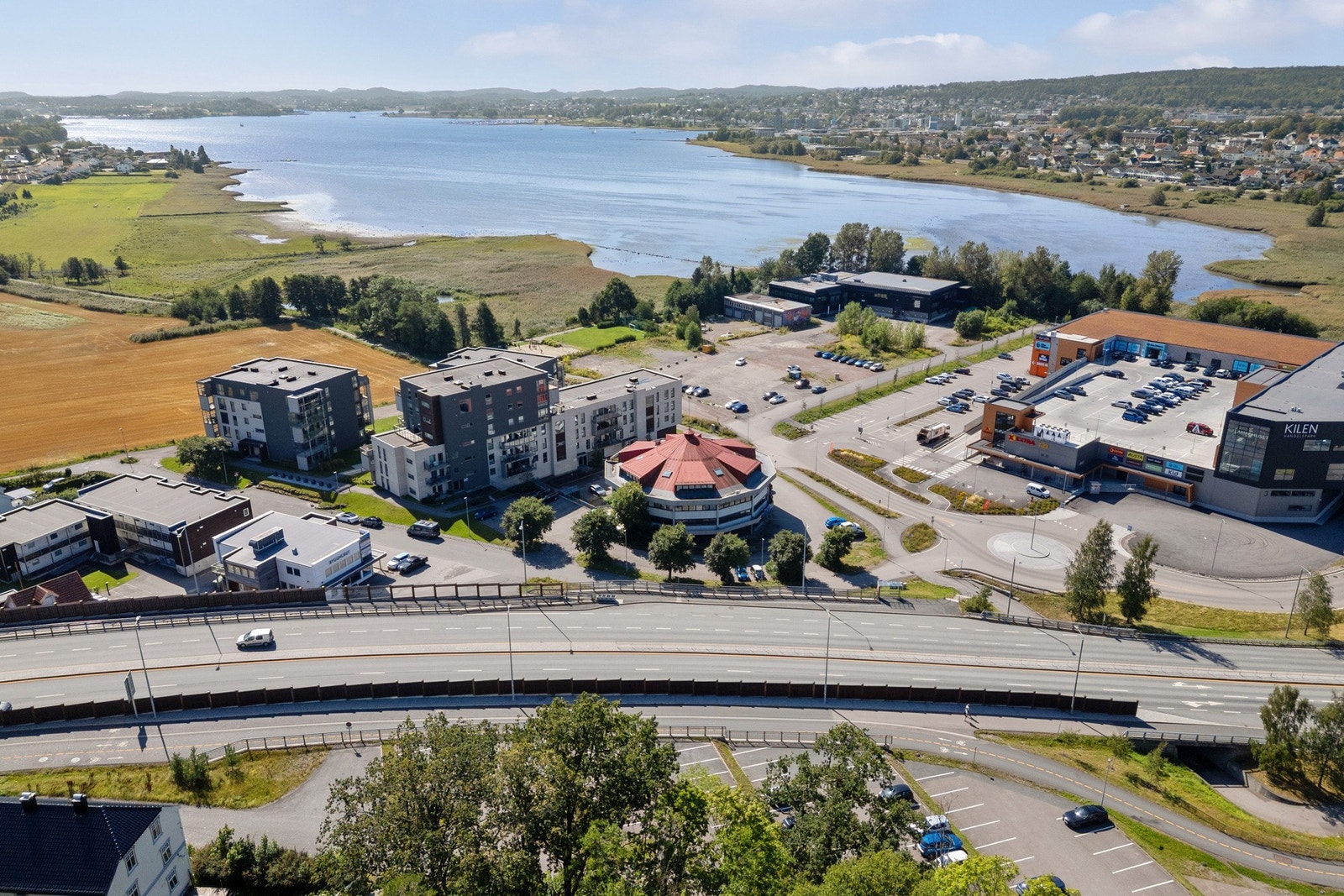 Leiligheten ligger sjønært og har også kort vei til flotte turområder Galleribilde
