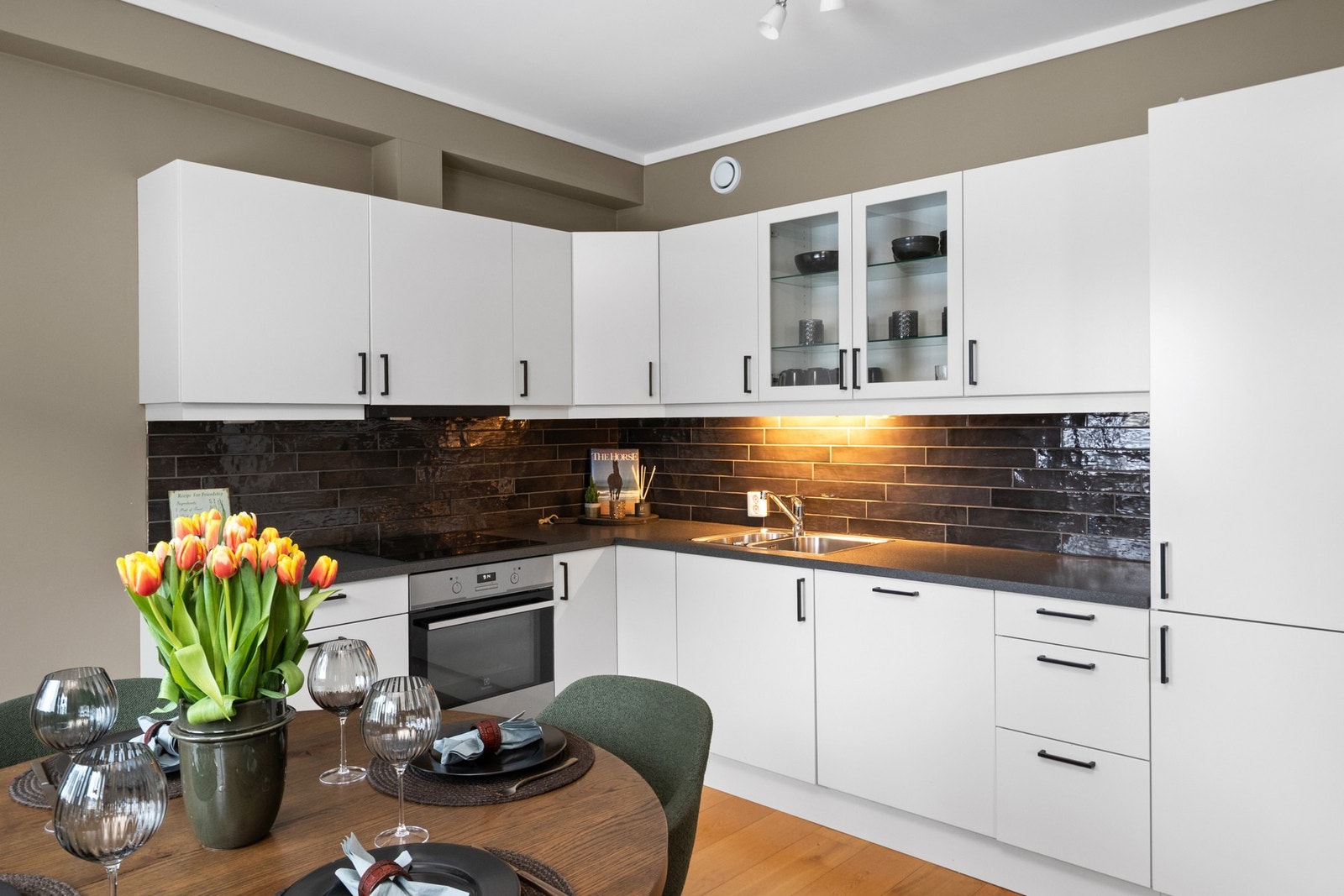 Kjøkkenet har integrert stekeovn, induksjonstopp, oppvaskmaskin, samt kjøl- og fryseskap. Galleribilde