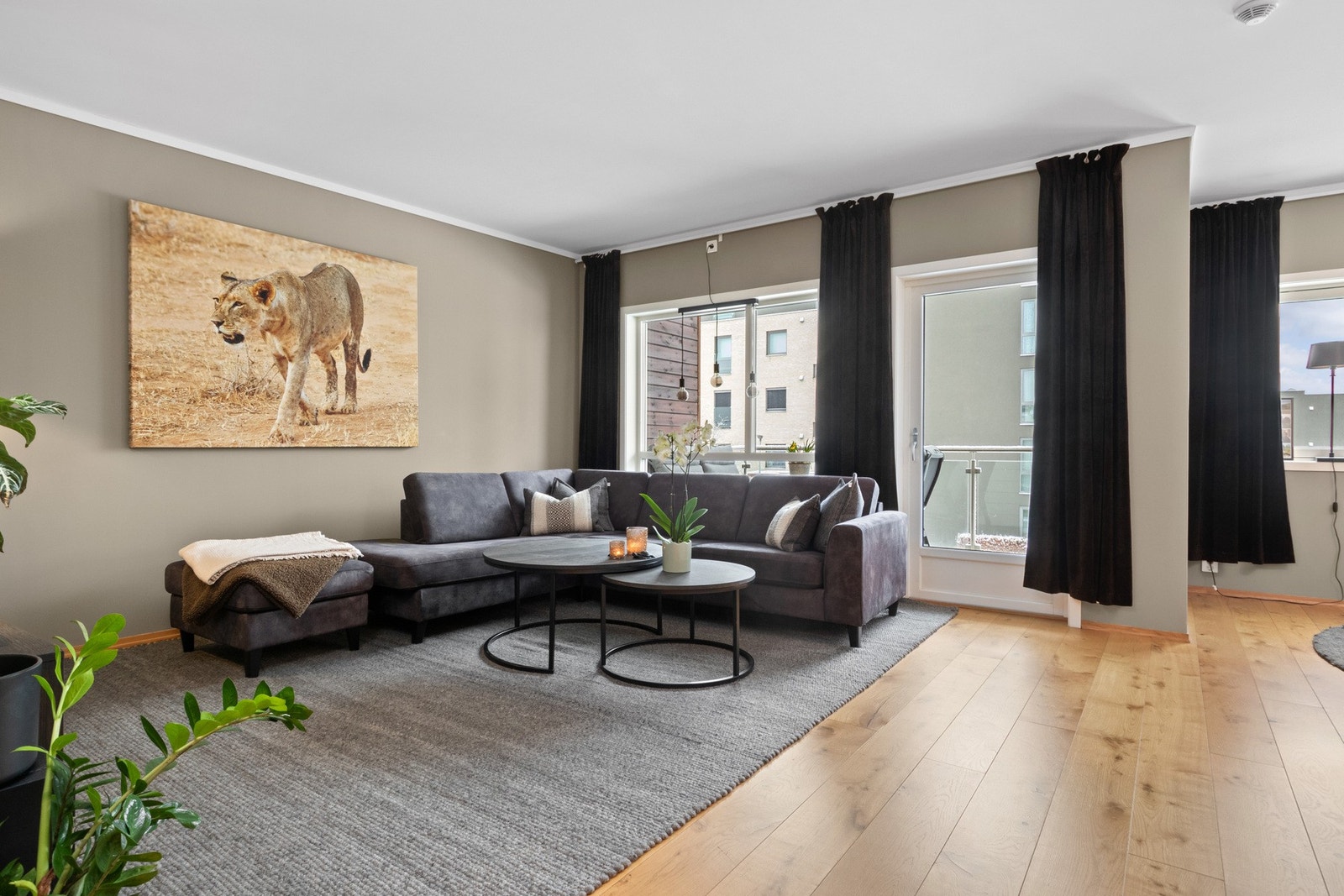 Romslig pen stue med gode vindusflater som slipper inn rikelig med naturlig lys Galleribilde