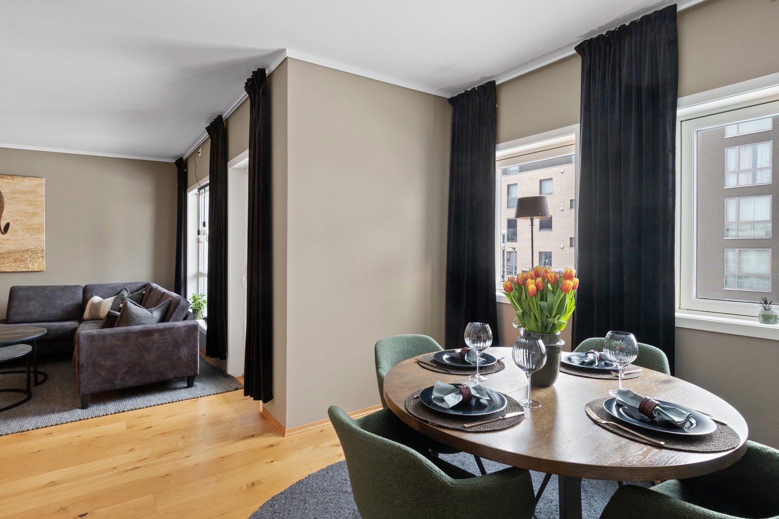 På kjøkkenet er det god plass til spisebord Galleribilde