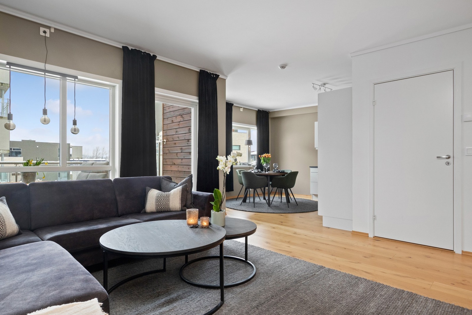 Delvis åpen løsning mot kjøkkenet Galleribilde