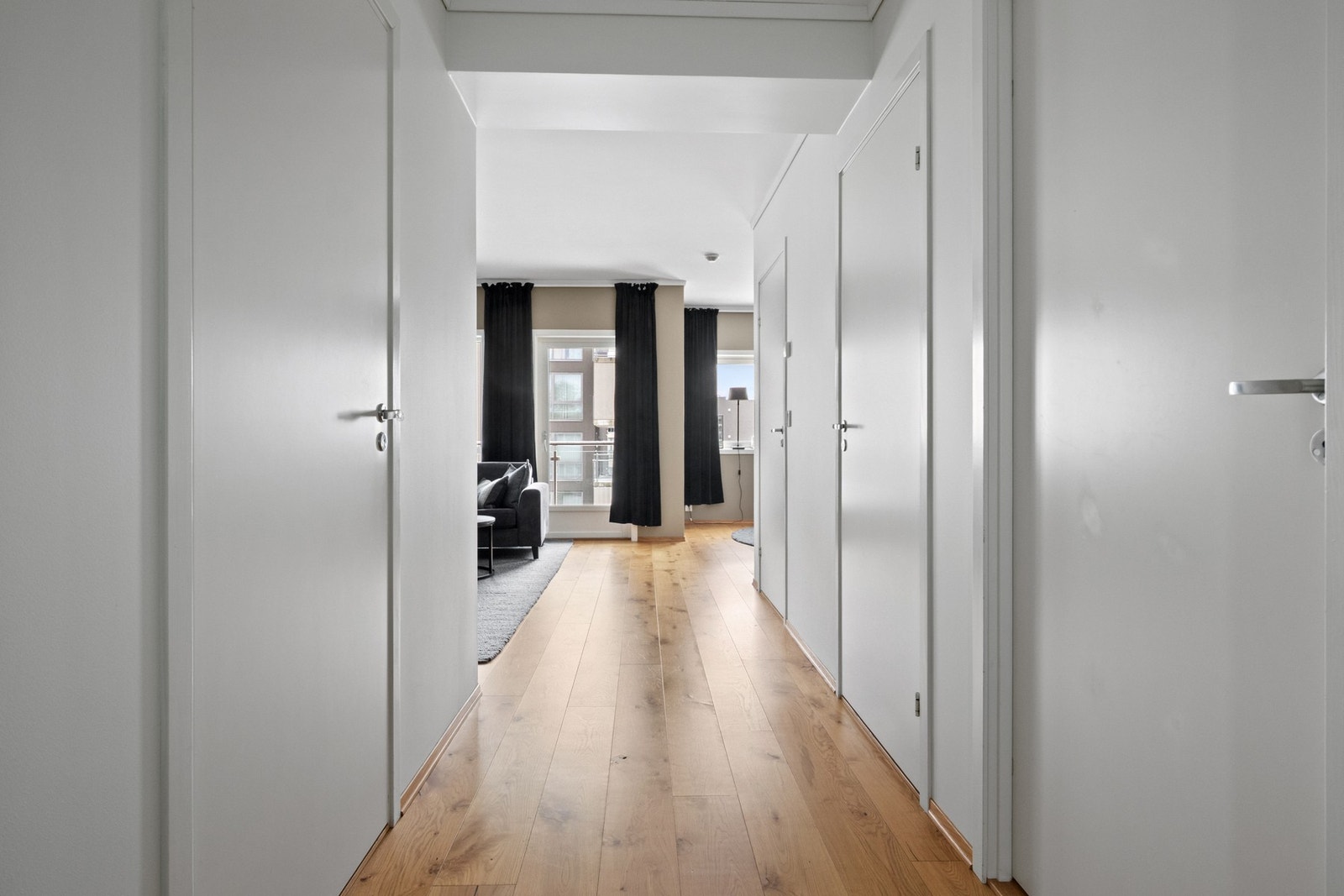 Gra gang sett ut mot stuen - vannbåren gulvvarme i alle rom Galleribilde