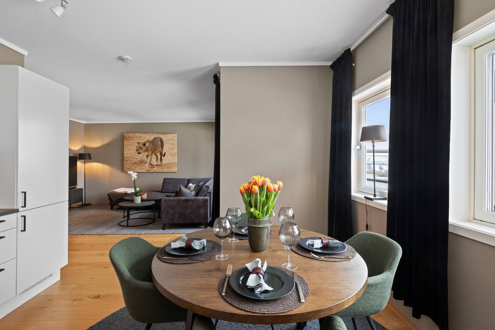 Her sett ut mot stuen Galleribilde