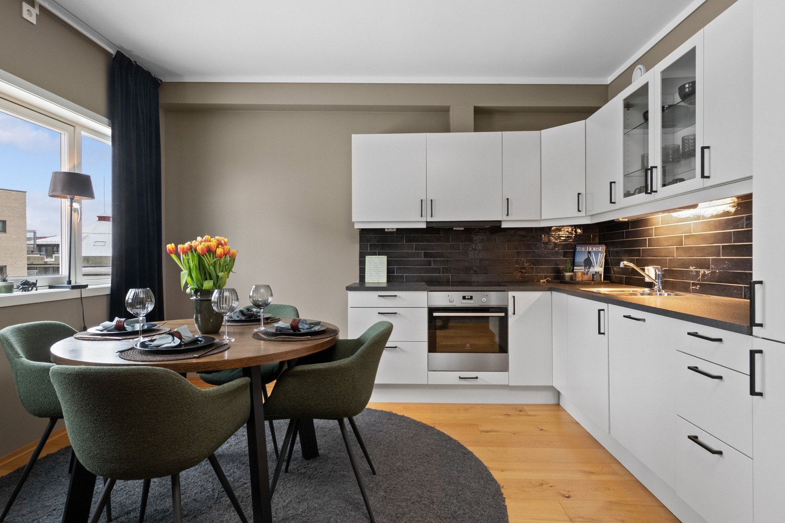 Tidløs kjøkkeninnredning hvor det er godt med skap og benkeplass Galleribilde