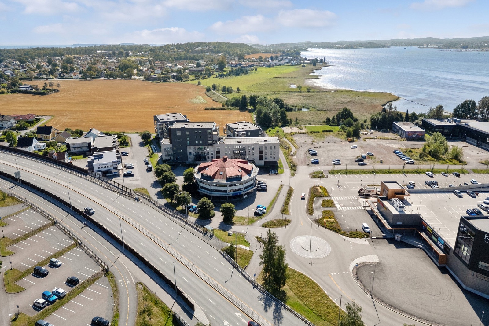 Leiligheten ligger sentralt til på Kilen med gangavstand til dagligvare, kino og forretninger av ulike slag Galleribilde