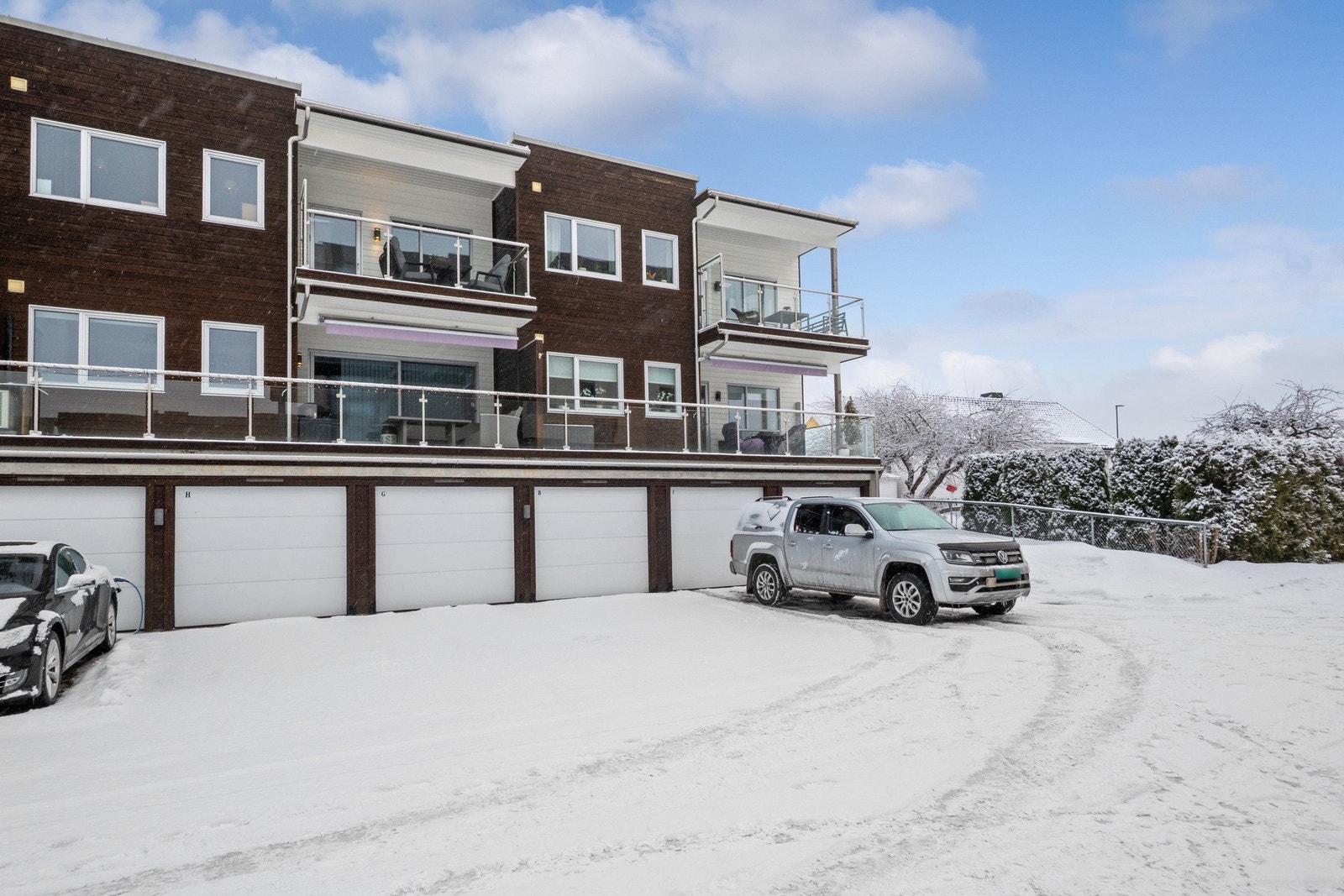 Leiligheten disponerer dyp garasje med lader, samt biloppstillingsplass i forkant Galleribilde