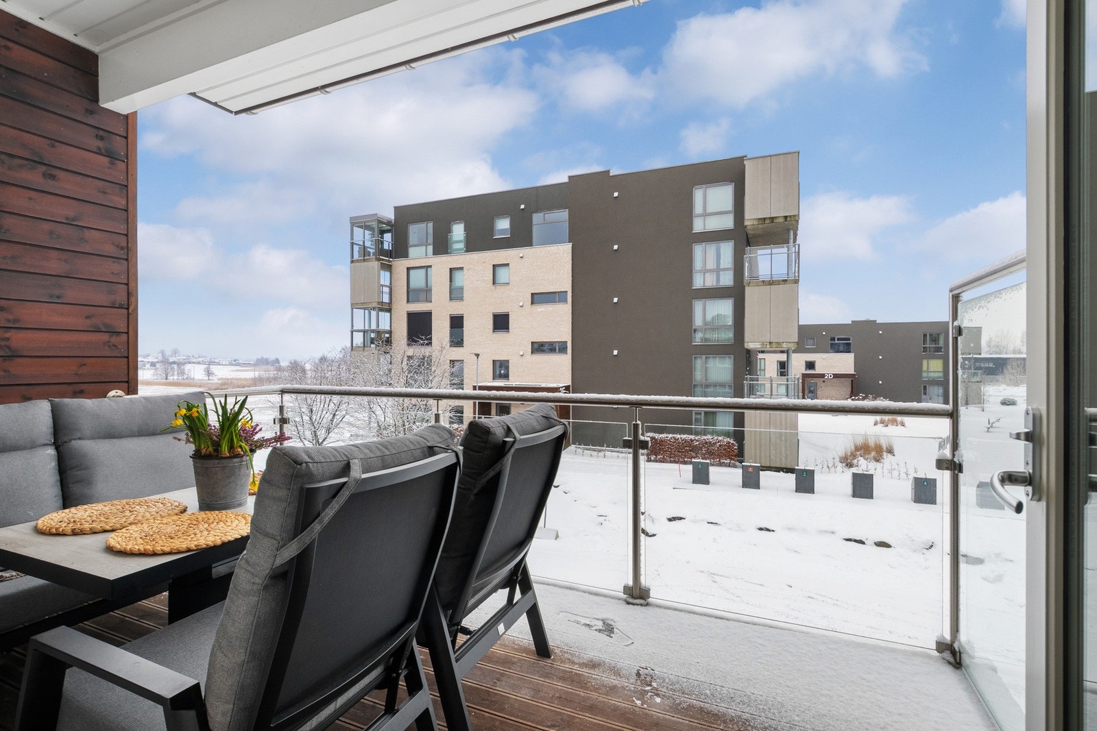 Solrik overbygget balkong mot sørvest og utsikt Galleribilde