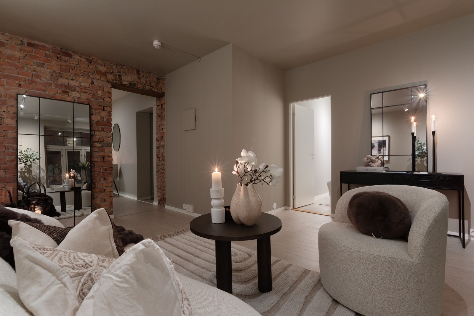 Her presenteres en særdeles stilig og moderne 2-roms selveierleilighet på 48 kvm BRA, med attraktiv beliggenhet på Buran. Galleribilde