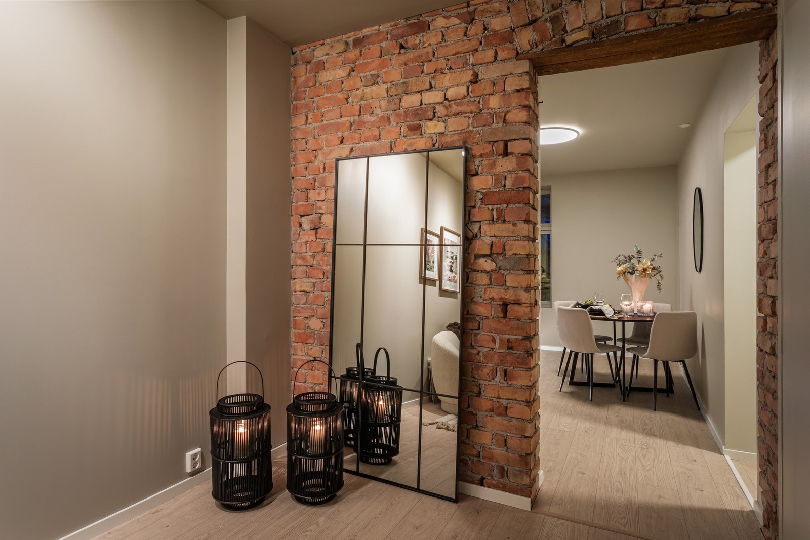 Leiligheten har et naturlig skille mellom stue og kjøkken. Den synlige teglsteinsmuren tilfører boligen et moderne og urbant preg. Galleribilde