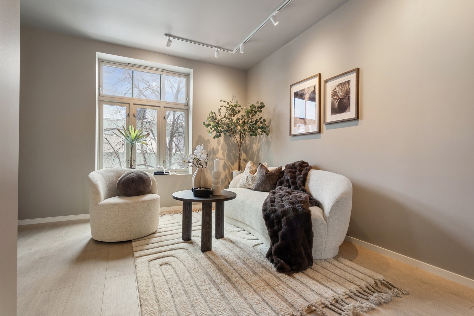 Stuen har rikelig med plass, slik at du enkelt kan innrede etter eget ønske. Galleribilde