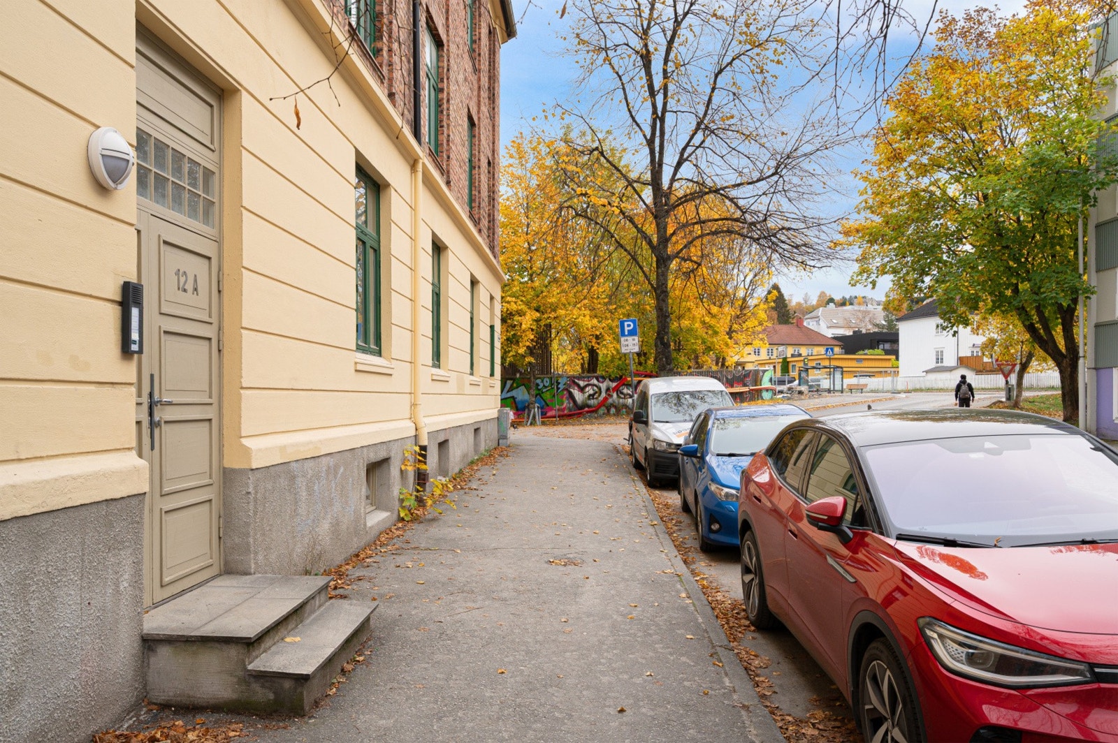 Det medfølger ikke fast parkeringsplass. I Frostaveien gjelder soneparkering for beboere, og det er viktig å sjekke skiltningen på stedet for å se hvilke soner som gjelder. Galleribilde