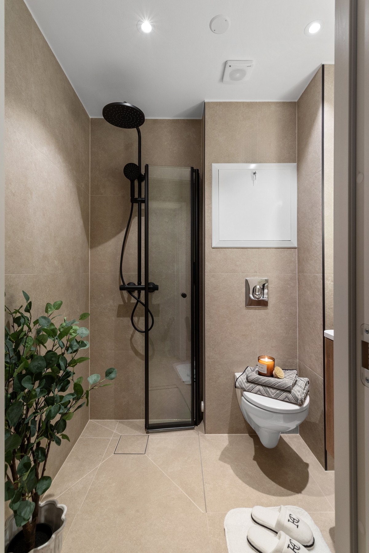 Baderommet er delikat flislagt og har behagelige elektriske varmekabler i gulvet. Galleribilde