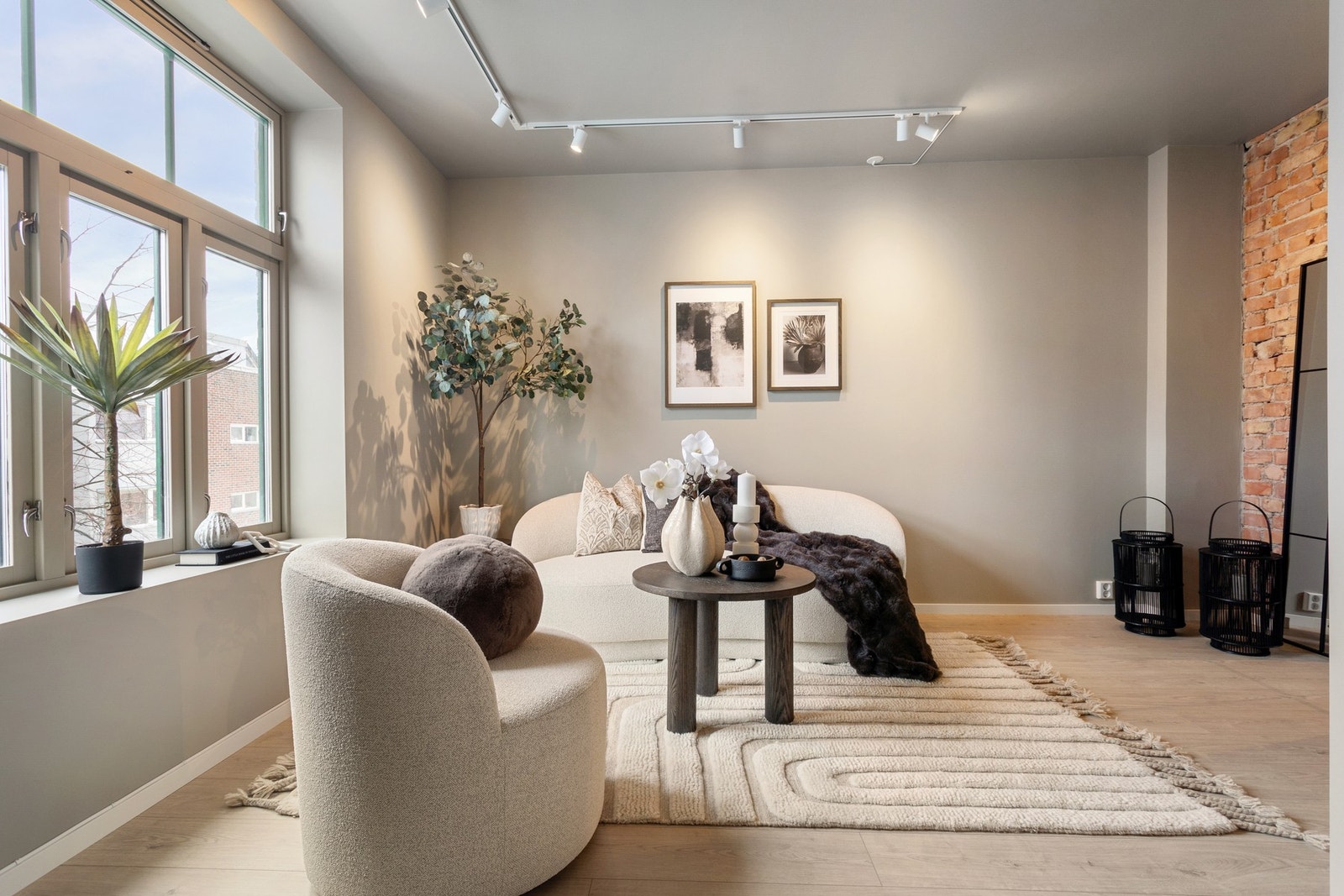 Lys og romslig stue på 14,7 kvm med store vindusflater som fyller rommet med naturlig lys. Galleribilde