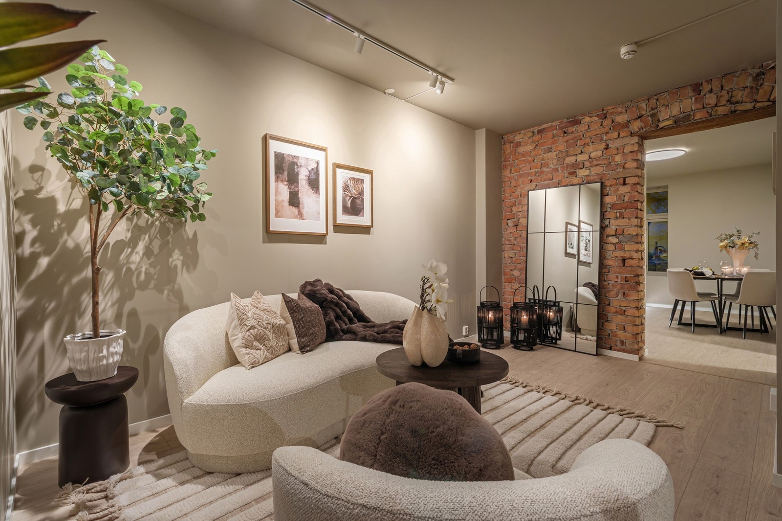 Leiligheten ligger fint til i 3. etasje og har en skjermet beliggenhet med lite innsyn. Galleribilde