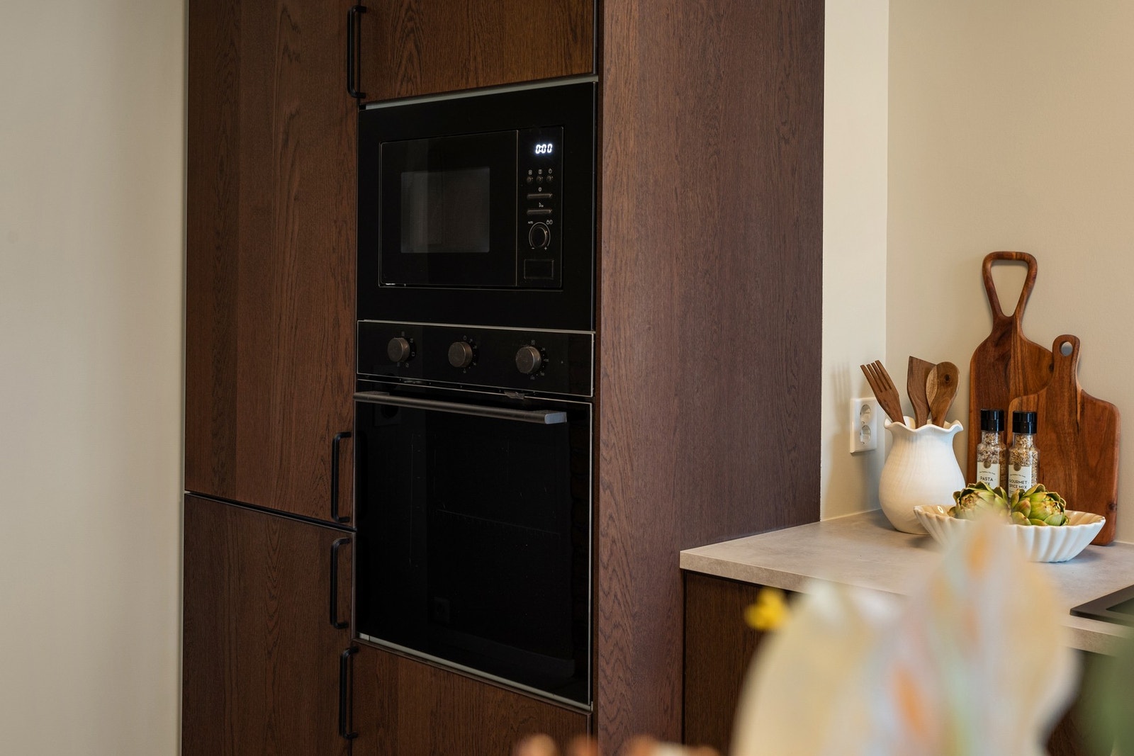 Kjøkkenet er praktisk utstyrt med kjøle-/fryseskap, stekeovn og mikrobølgeovn, noe som gir gode funksjonelle løsninger i hverdagen. Galleribilde