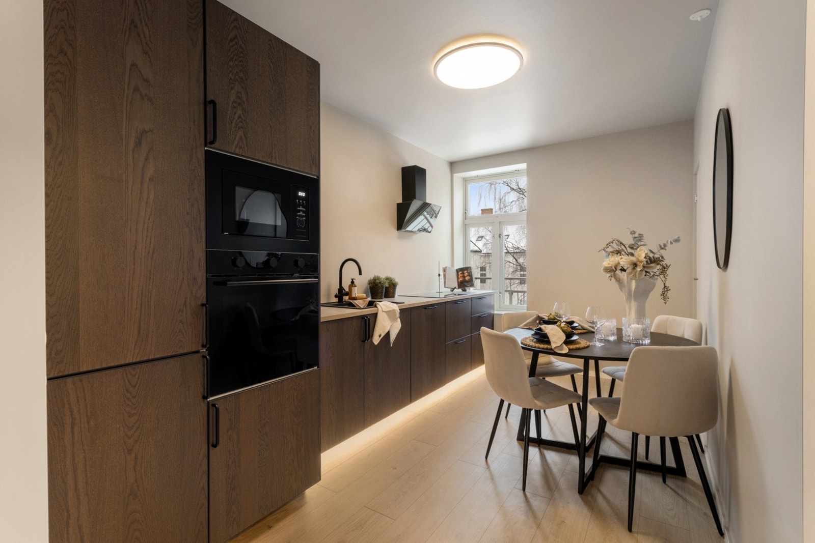 Svært delikat kjøkken med rikelig med skap- og benkeplass, som gir gode arbeidsforhold og praktiske oppbevaringsløsninger. Galleribilde