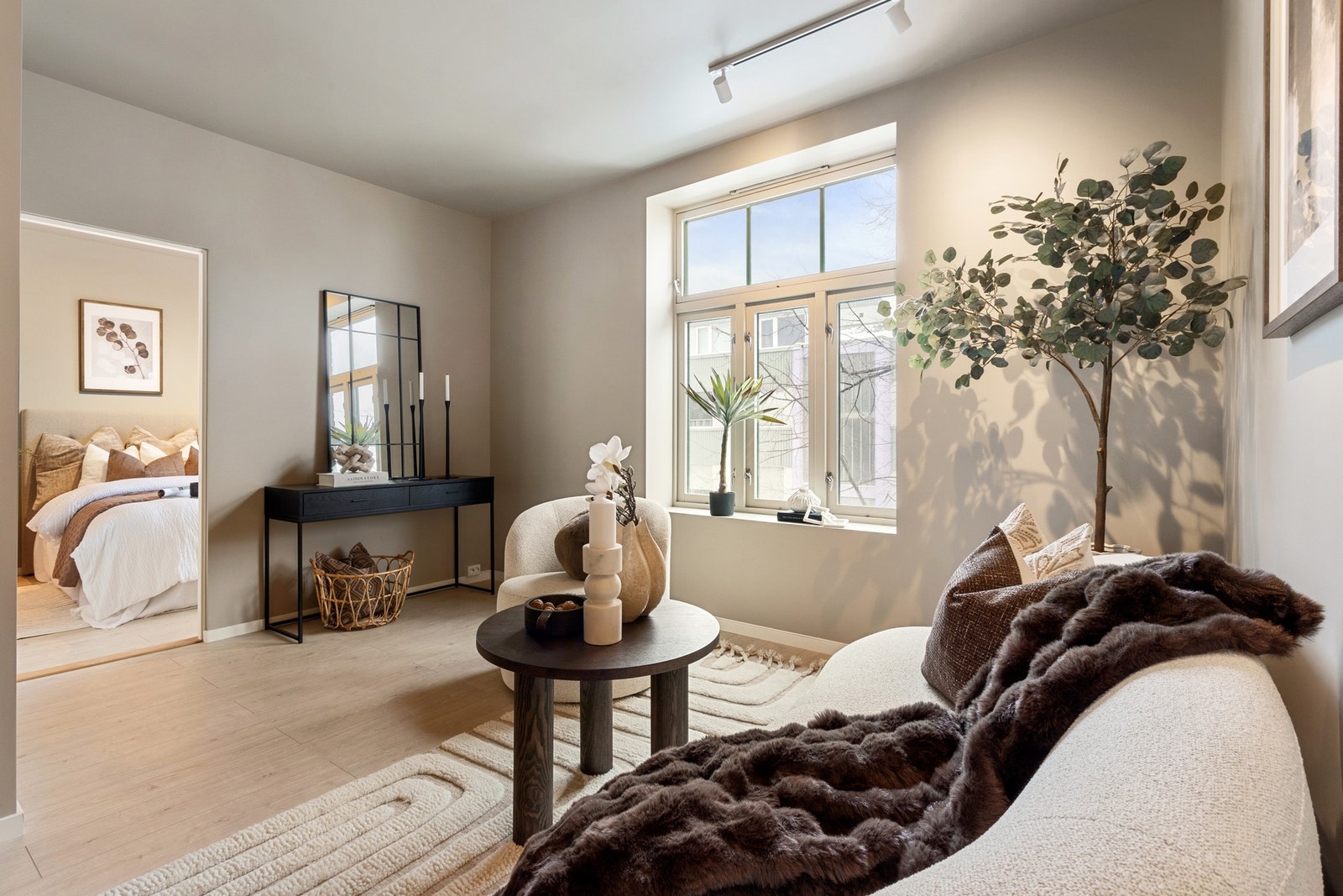 Drifts- og serviceavtaler, renholdstjenester, forsikring, samt TV og internett er inkludert i felleskostnaden. Galleribilde