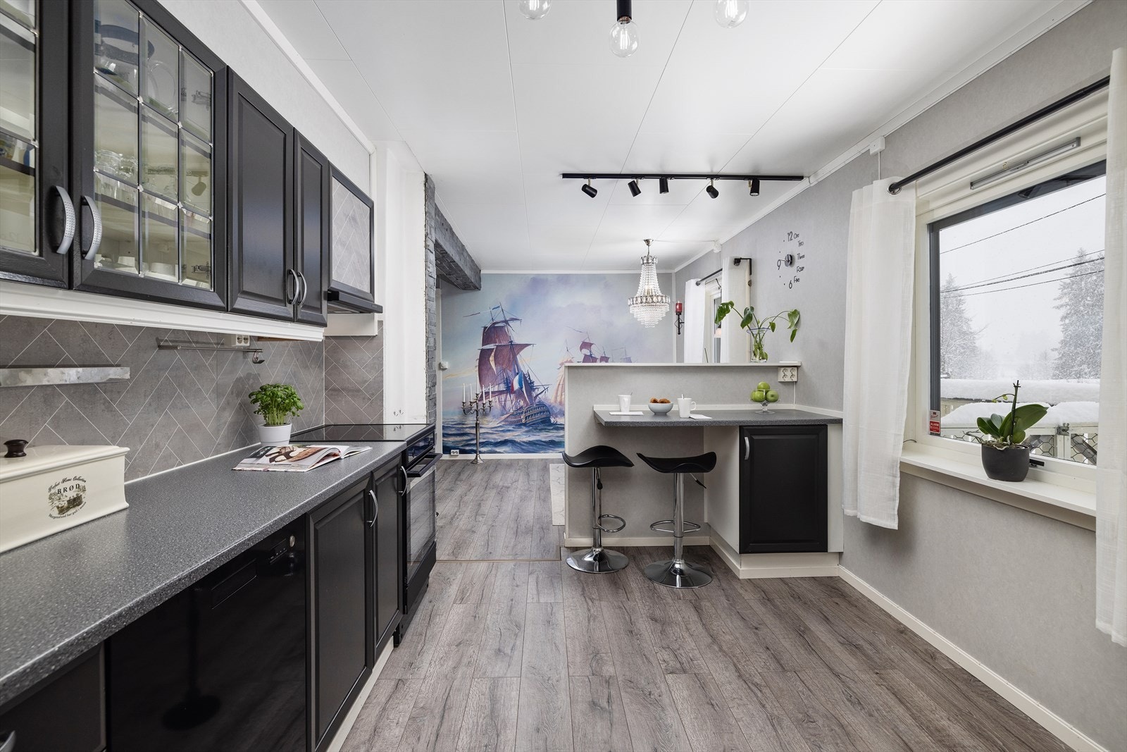 Innredningen har profilerte fronter, og en ny frittstående komfyr ble installert i 2023. Galleribilde