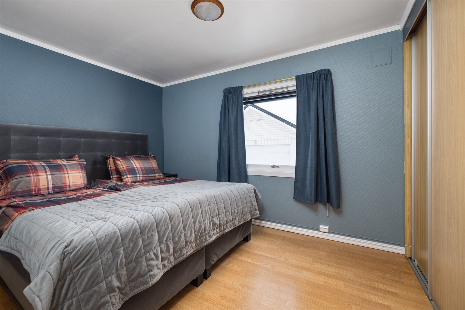 I første etasje finner du ett av boligens tre soverom, med god plass til dobbeltseng. Galleribilde