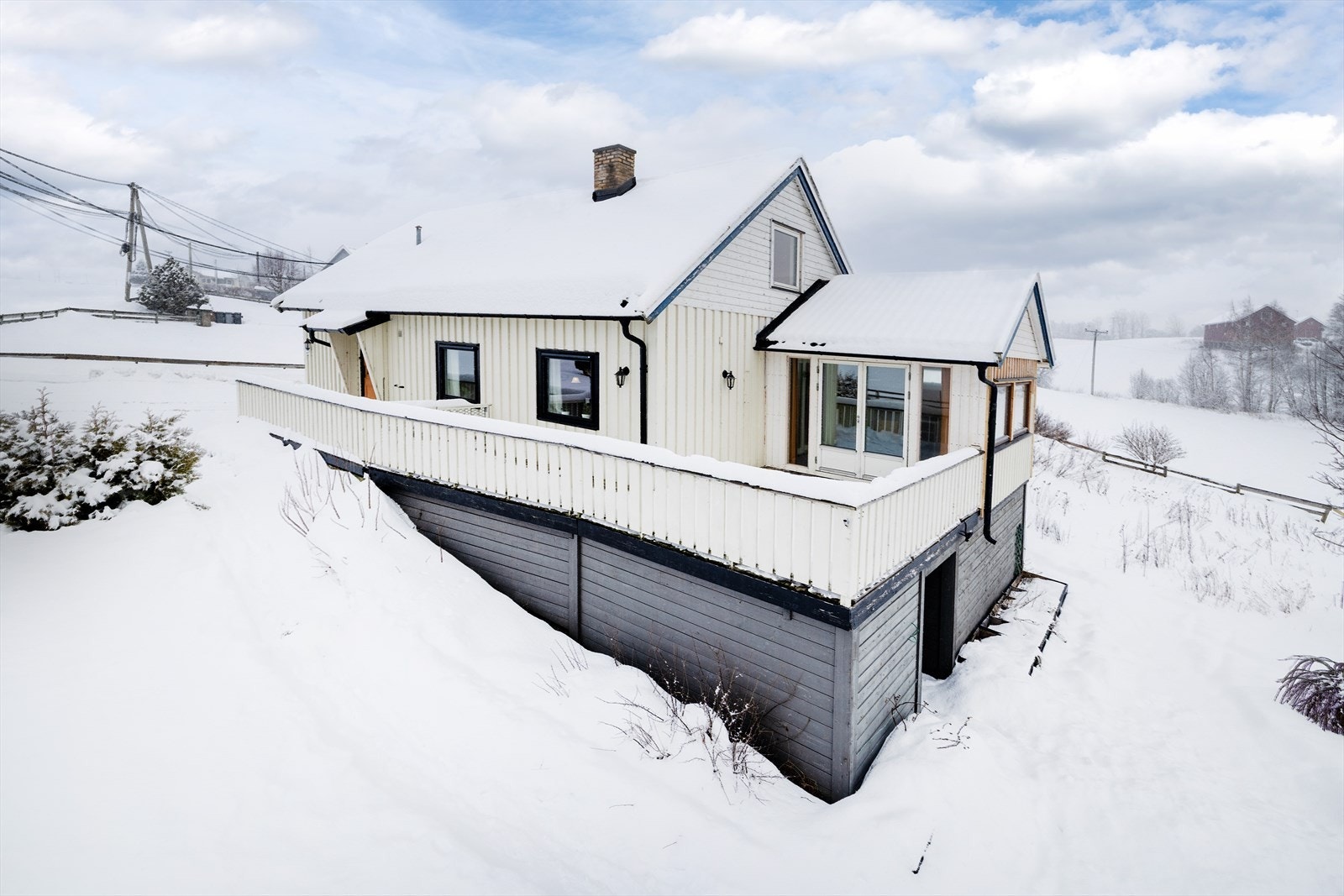 Boligen har en stor, sørvestvendt terrasse på ca. 44 m² som gir rikelig med plass for uteliv. Galleribilde