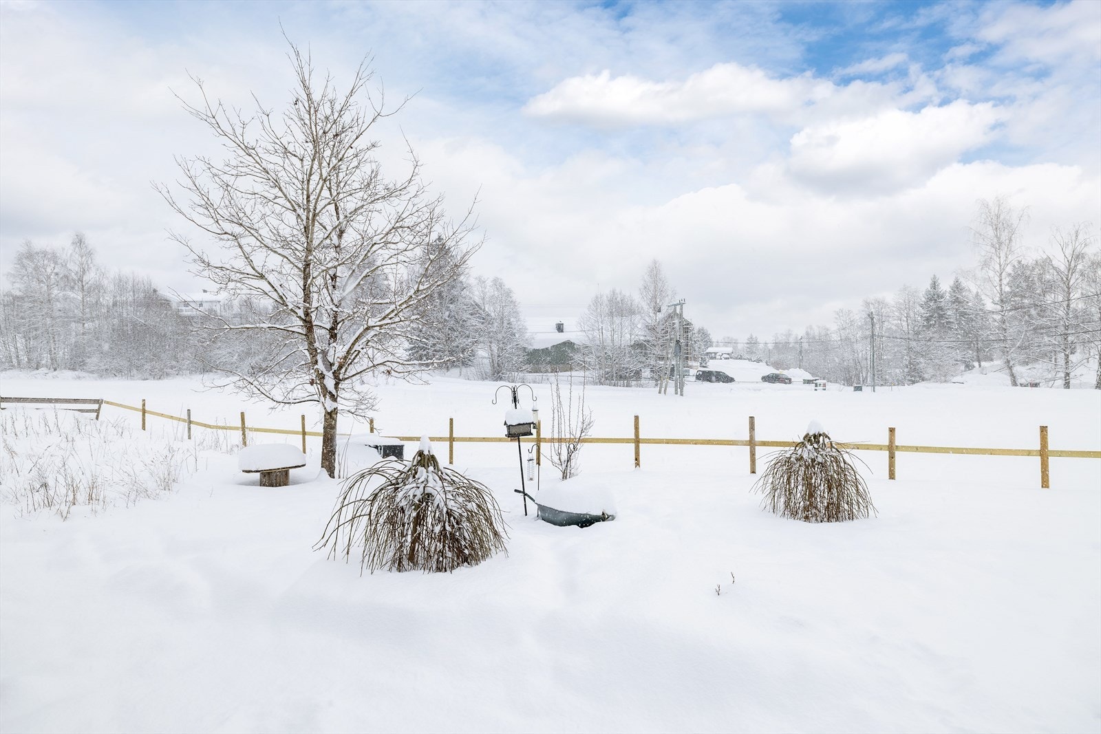 Til tross for den landlige roen, er Jevnaker sentrum med butikker kun 7-8 minutter unna med bil. Galleribilde