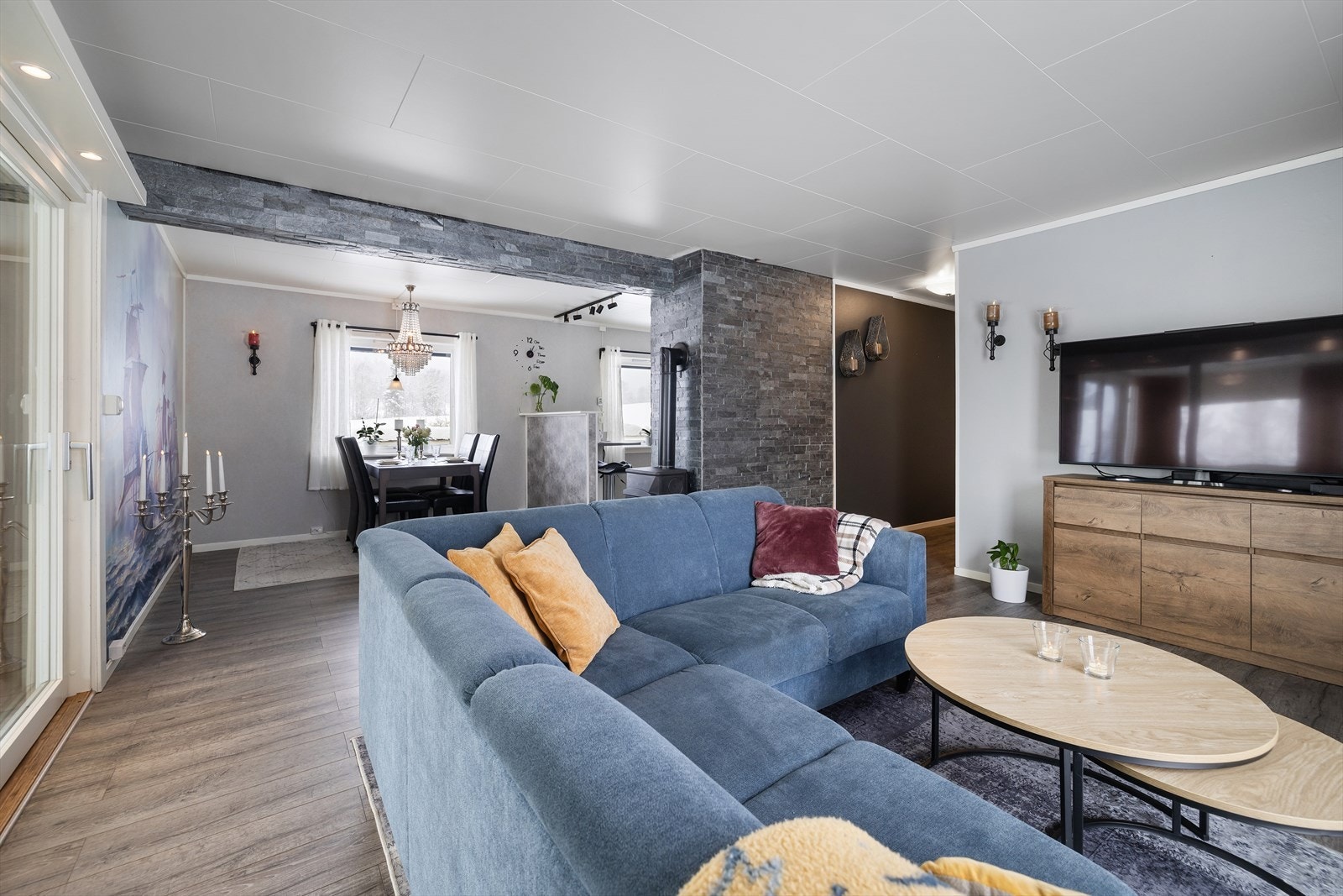 Stuen er et sentralt samlingspunkt med åpen løsning mot spisestue og kjøkken. Galleribilde