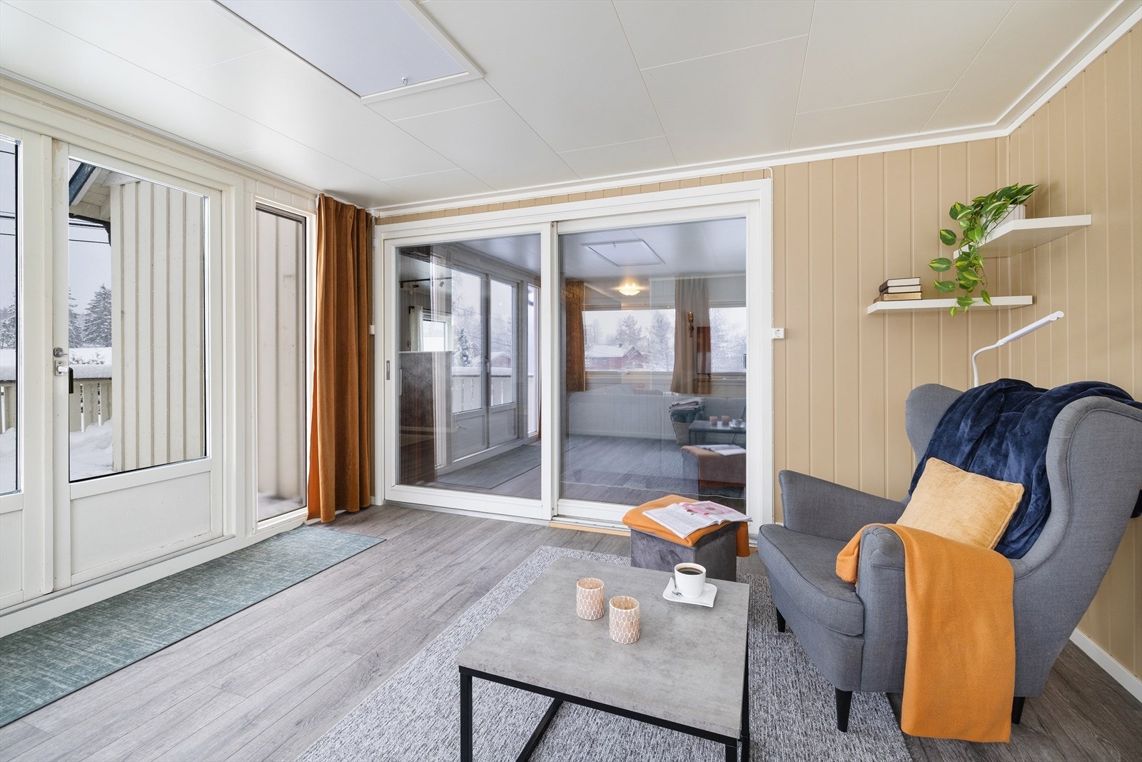 Den innglassede terrassestuen på 13,8 m² fungerer som et ekstra oppholdsrom som forlenger sesongen. Galleribilde