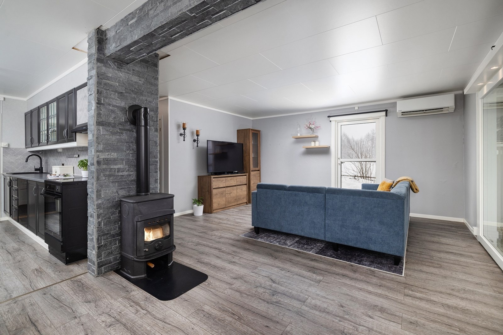 En luft-til-luft varmepumpe fra 2022 sørger for effektiv og jevn oppvarming. Galleribilde