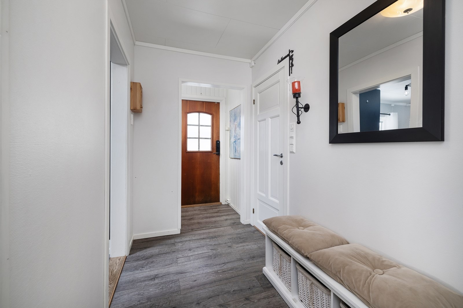 Entréen ønsker deg velkommen inn og har en elektrisk kodelås på ytterdøren for enkel adkomst. Galleribilde