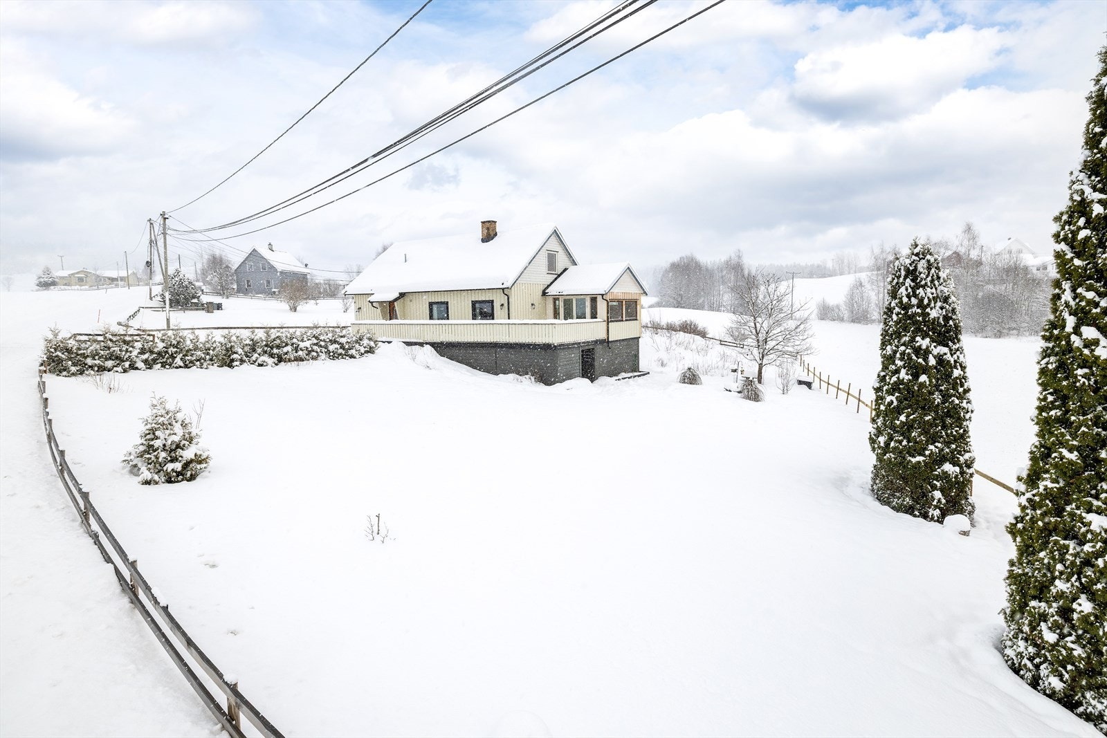 Den store, inngjerdede tomten gir en trygg og privat ramme rundt eiendommen i fredelige omgivelser. Galleribilde