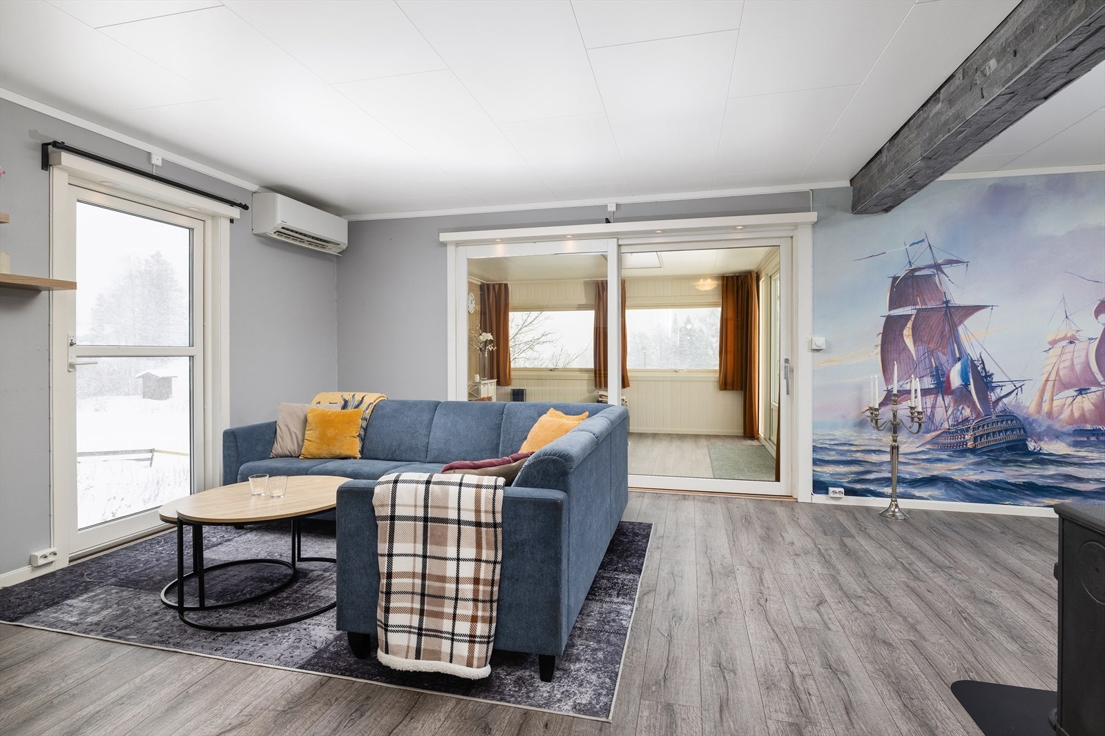 Gulvet i stuen og på kjøkkenet ble oppgradert med klikkvinyl i 2020. Galleribilde