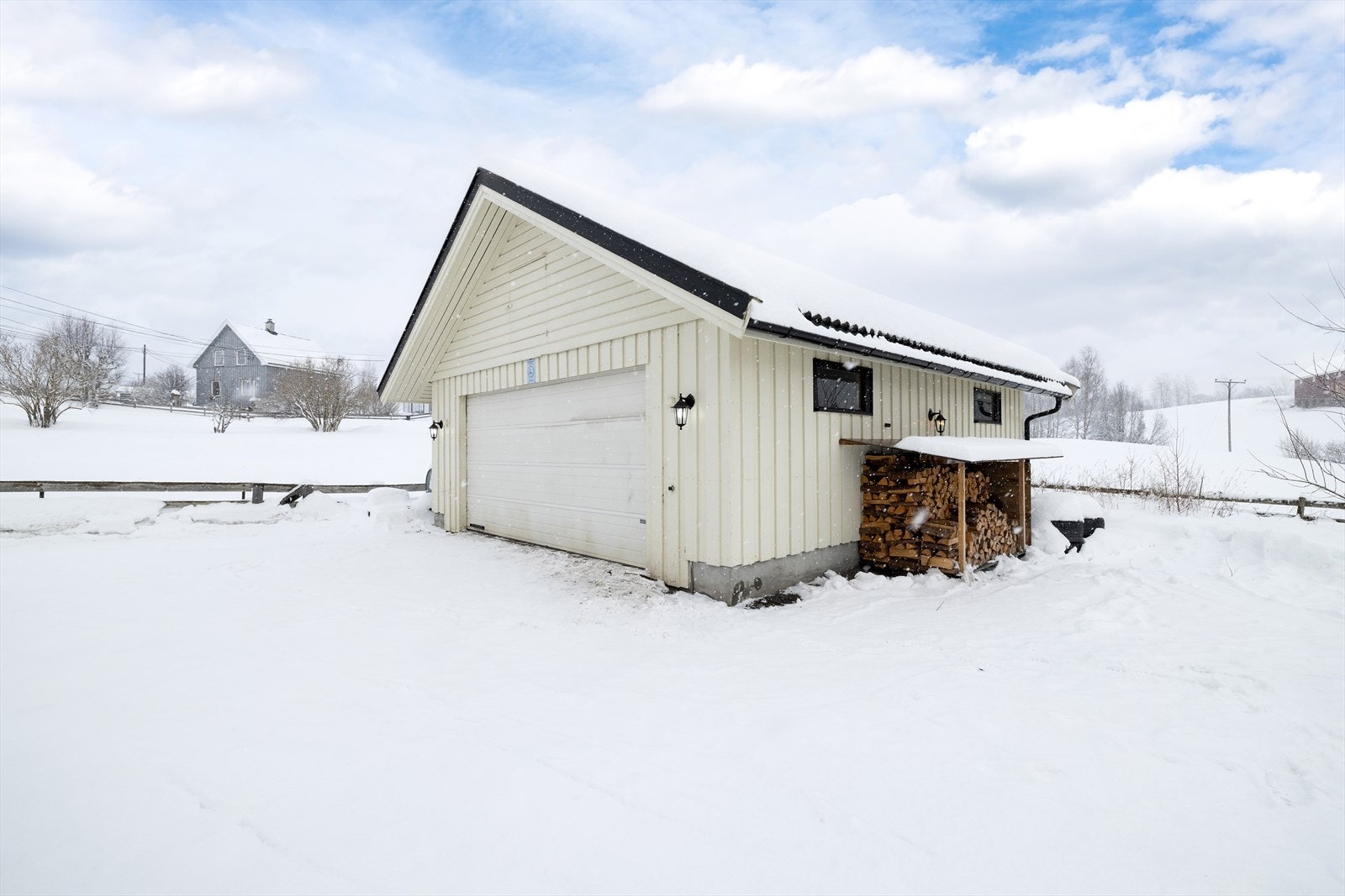 Den store dobbelgarasjen har lagringsloft og gir god plass til både biler og hobbyaktiviteter. Galleribilde