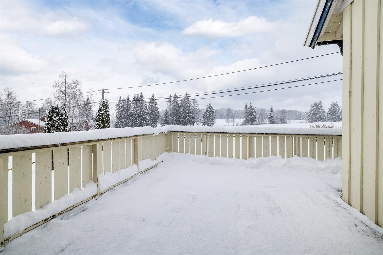 Fra terrassen kan du nyte fredelige dager utendørs i landlige omgivelser. Galleribilde