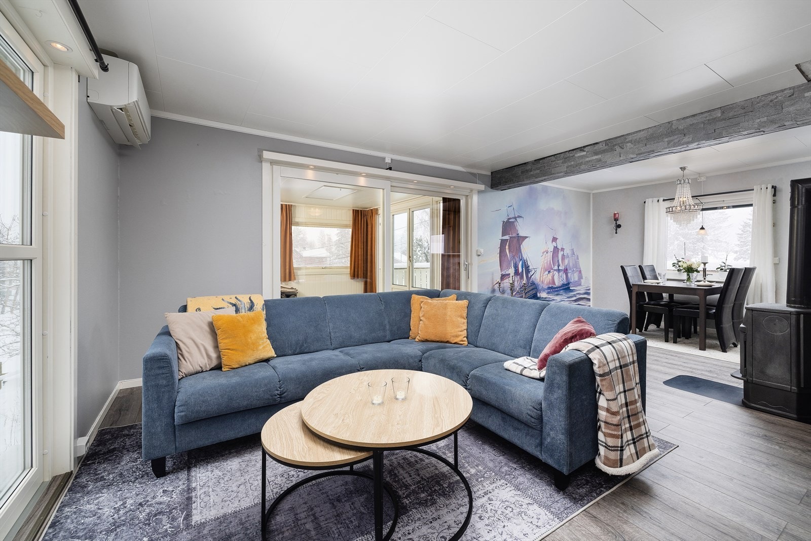 Fra stuen er det direkte utgang til en innglasset terrassestue via en skyvedør fra 2015. Galleribilde