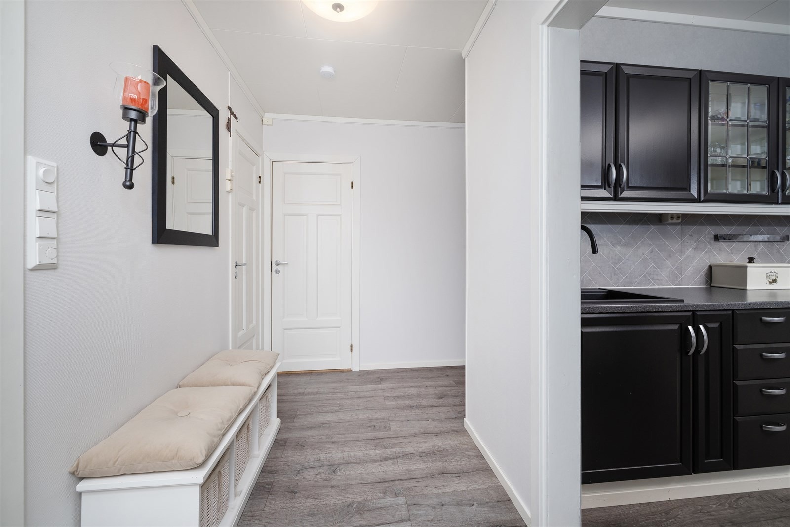 Fra gangen er det en naturlig flyt videre inn mot boligens sosiale soner. Galleribilde