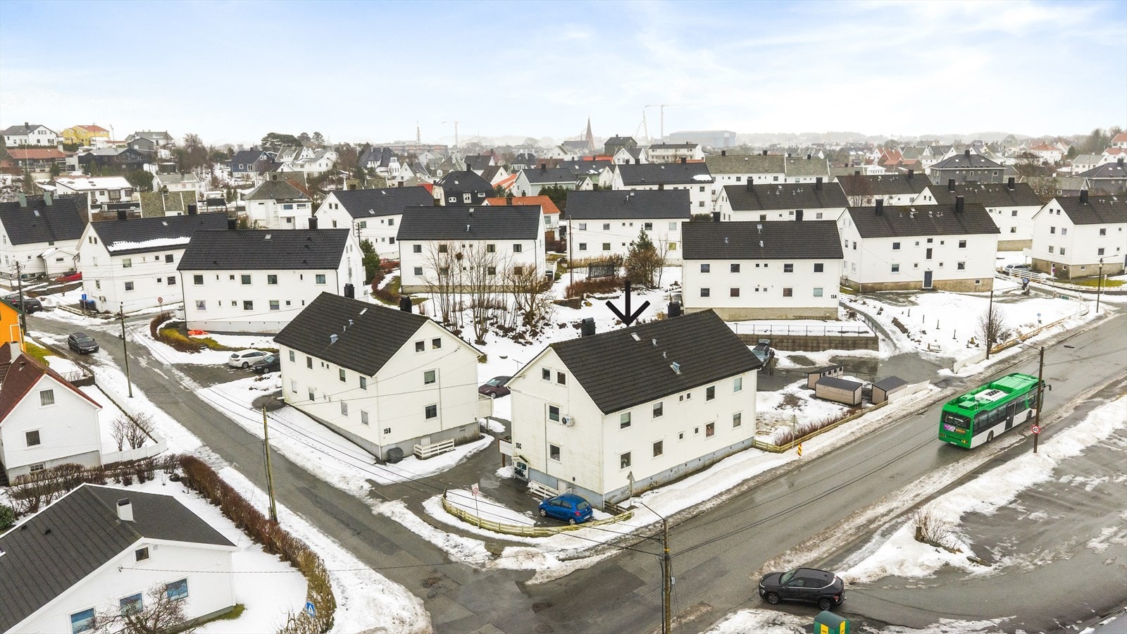 Felles parkeringsplass på borettslagets eiendom. Galleribilde