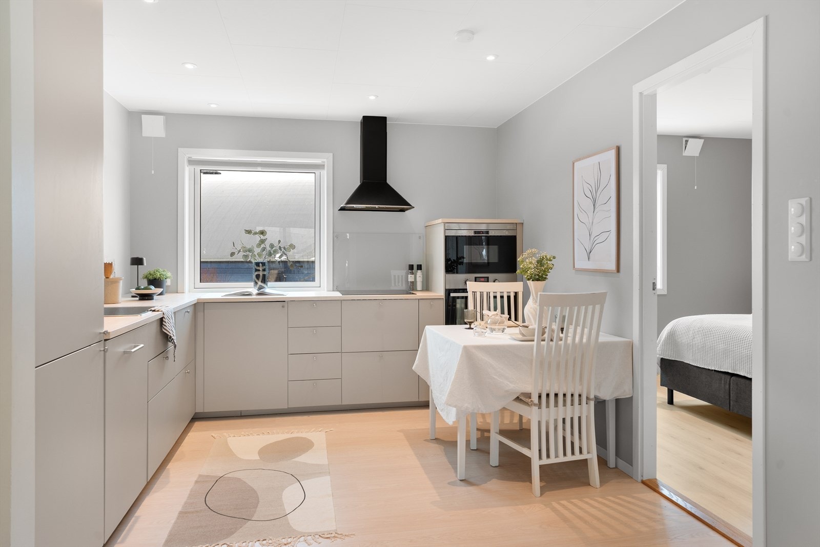 God planløsning med 3 soverom, stue, kjøkken og bad/vaskerom. Soverom på loft og tre boder Galleribilde