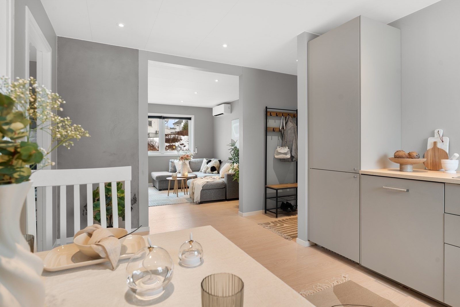 Kjøkkenet har integrerte hvitevarer og god skap- og benkeplass Galleribilde