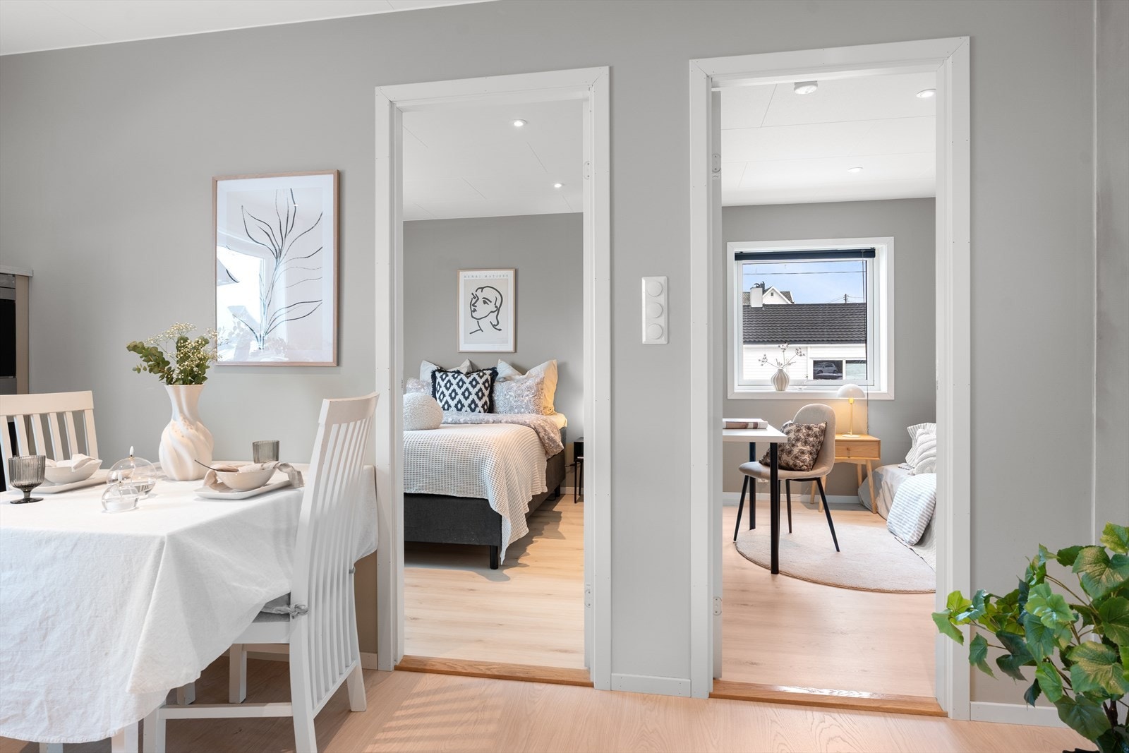 Leiligheten har tre soverom, samt bruksrett til ett soverom på loftet. Galleribilde