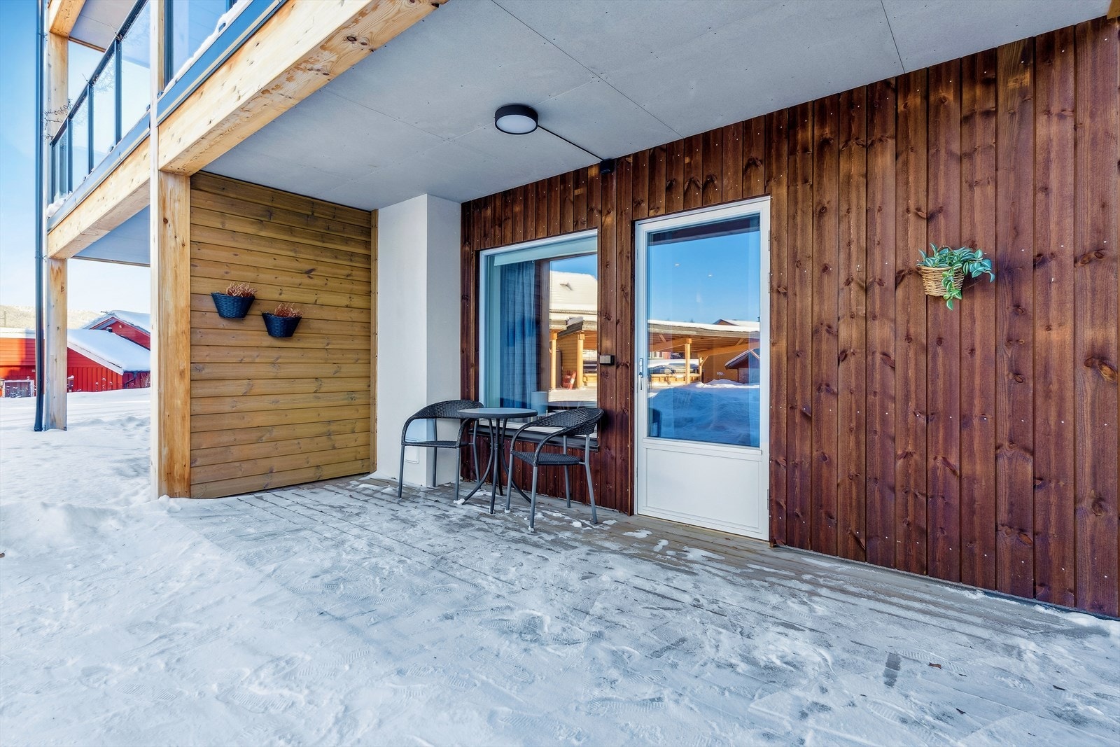 Terrassen på 11 m² er bygget på terreng og har levegg mot nabo. Galleribilde