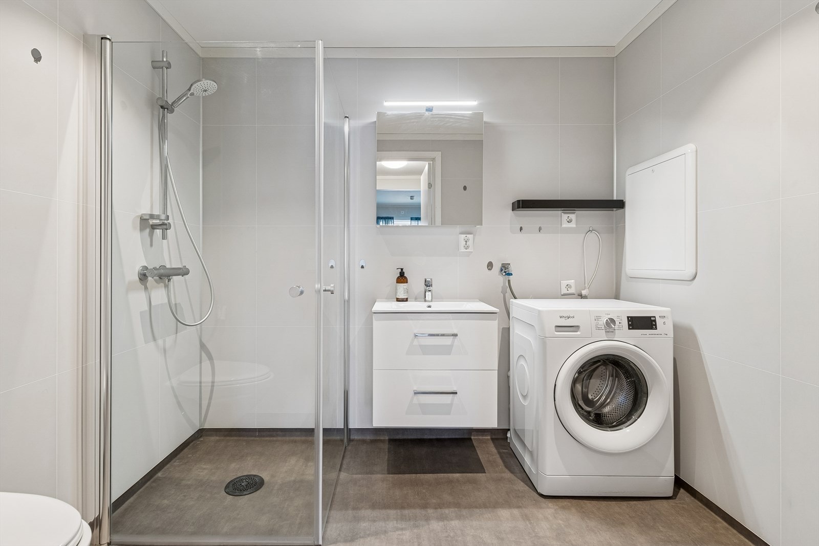 Her er det elektriske varmekabler i gulvet og praktisk opplegg for vaskemaskin. Galleribilde