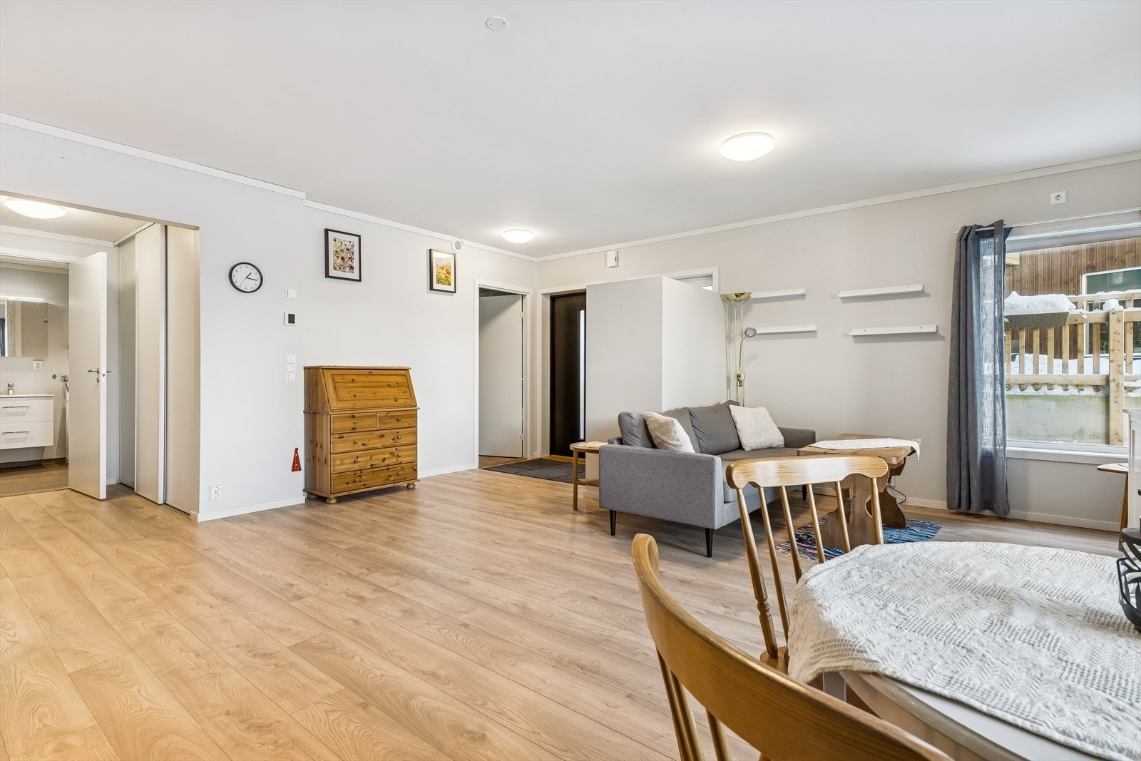 Store vindusflater med 3-lags glass sikrer godt med dagslys og god isolasjon. Galleribilde