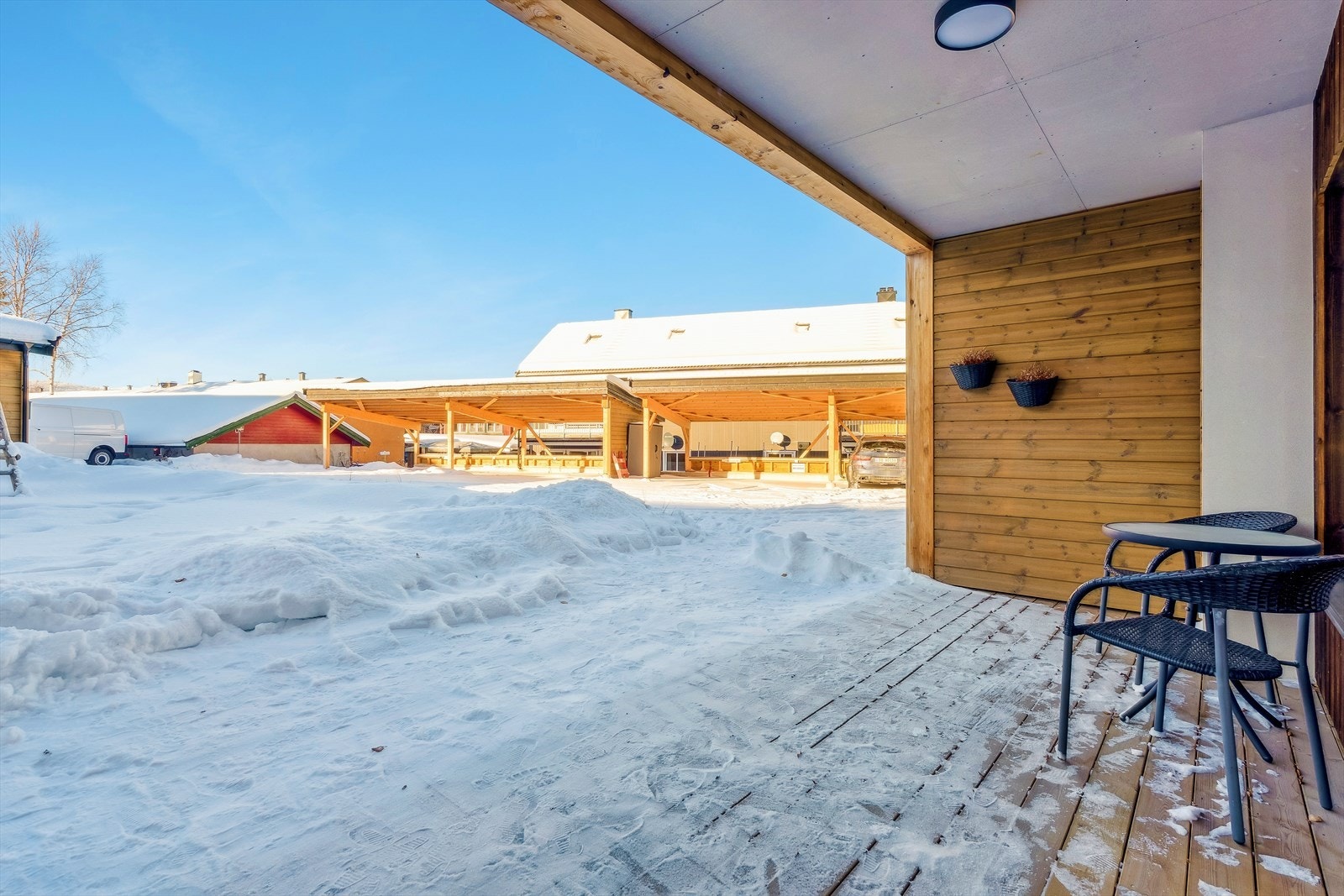 Uteplassen er en fin forlengelse av stuen med god plass til en sittegruppe. Galleribilde