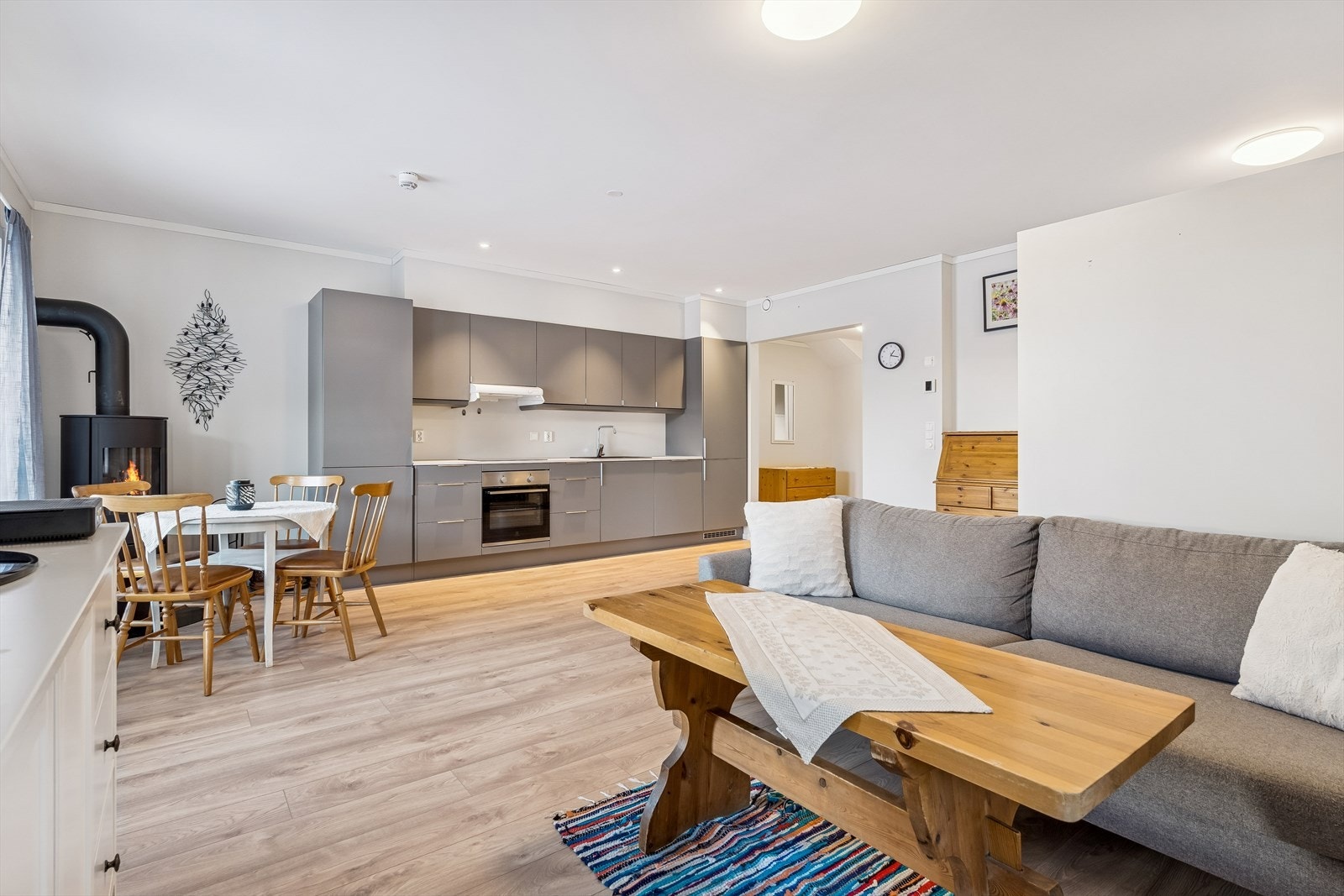 Rommet er enkelt å møblere med plass til både sofagruppe og spisebord. Galleribilde