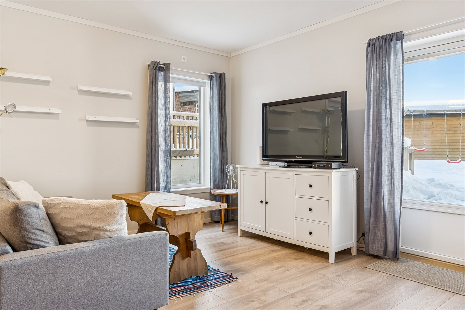 Fra stuen er det direkte utgang til en romslig terrasse på 11 m². Galleribilde