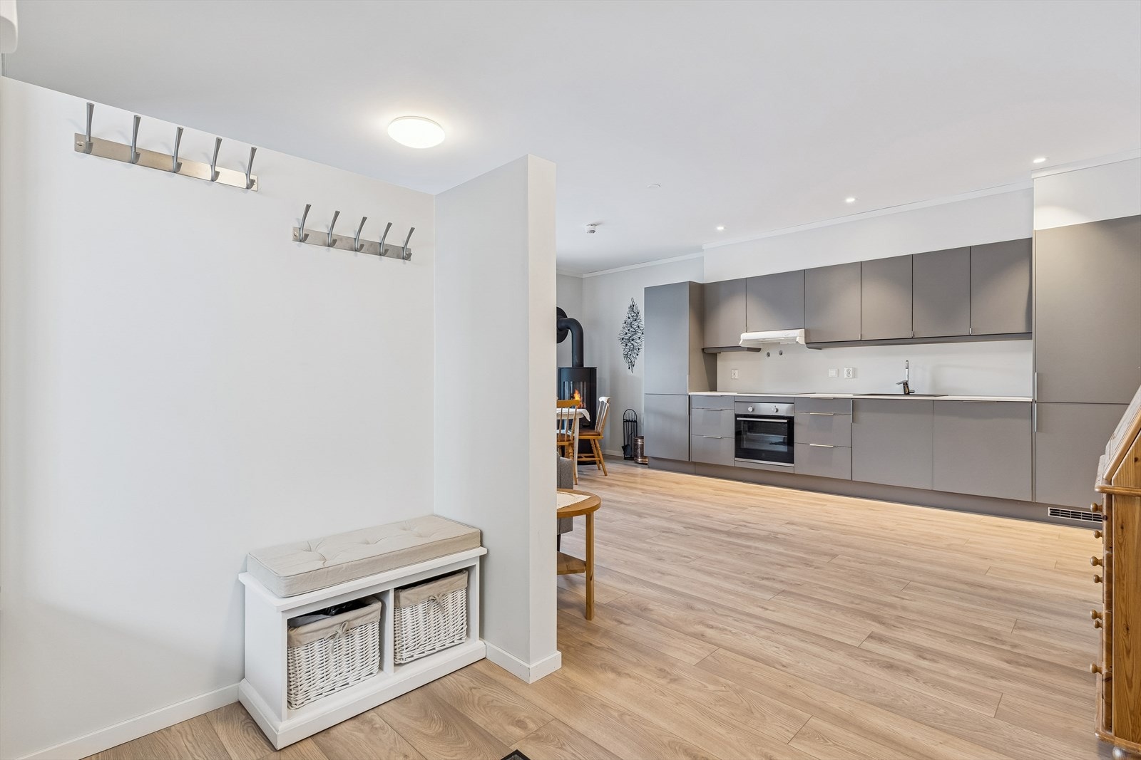 Fra entréen åpner leiligheten seg opp mot det sosiale allrommet. Galleribilde