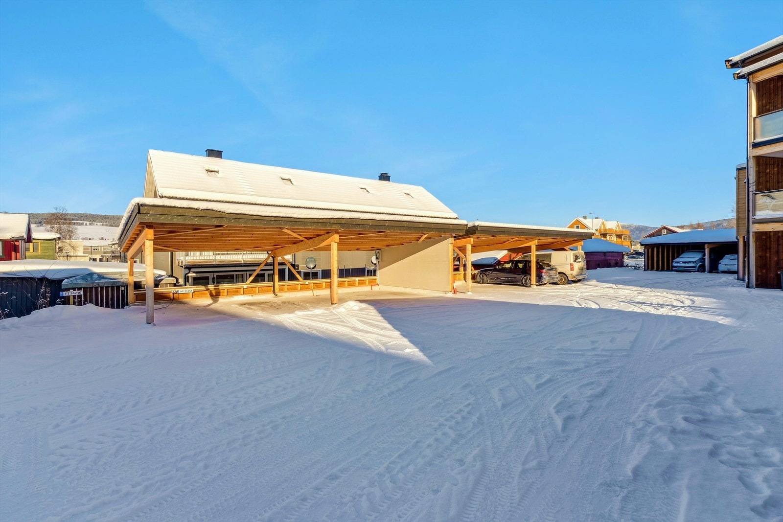 Det er gode parkeringsmuligheter i carportanlegg på fellesområdet. Galleribilde