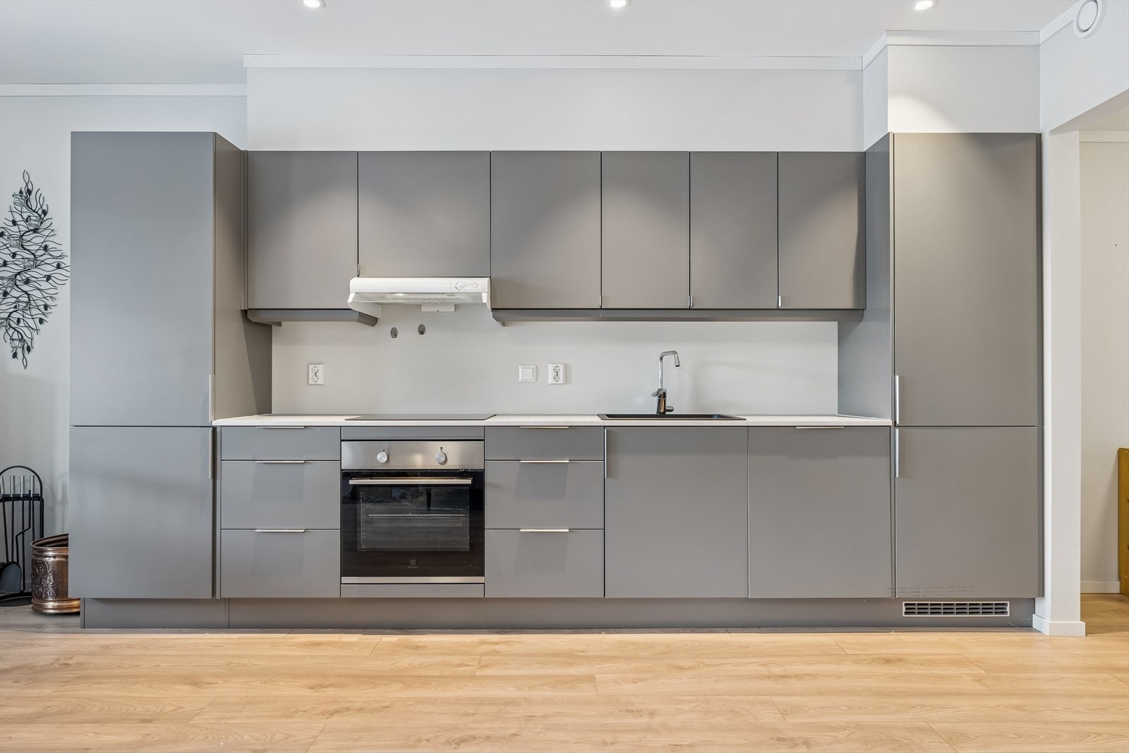 Kjøkkenet har en moderne Huseby-innredning med integrerte hvitevarer og god skapplass. Galleribilde